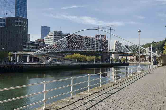 Vizcaya - Bilbao - puente Zubizuri 1.jpg